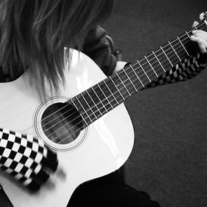 Emo lány gitárral
