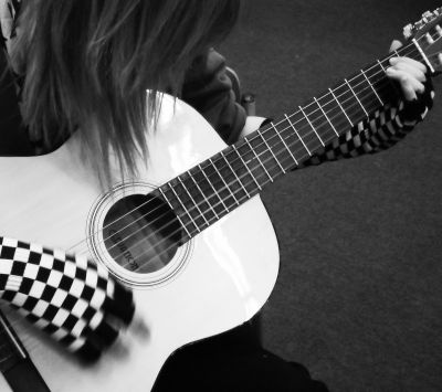 Emo lány gitárral