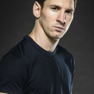 Lionel Messi fekete pólóban