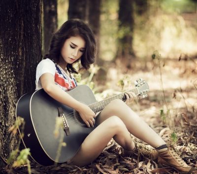 Lány gitárral
