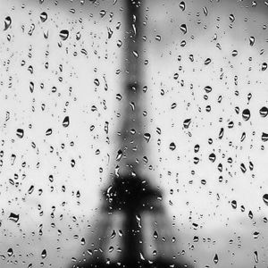 Eiffel-torony az esőben