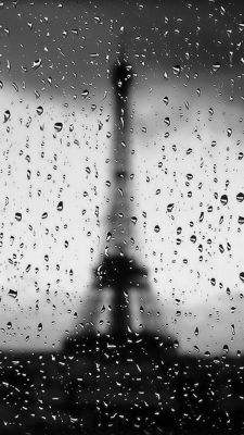 Eiffel-torony az esőben